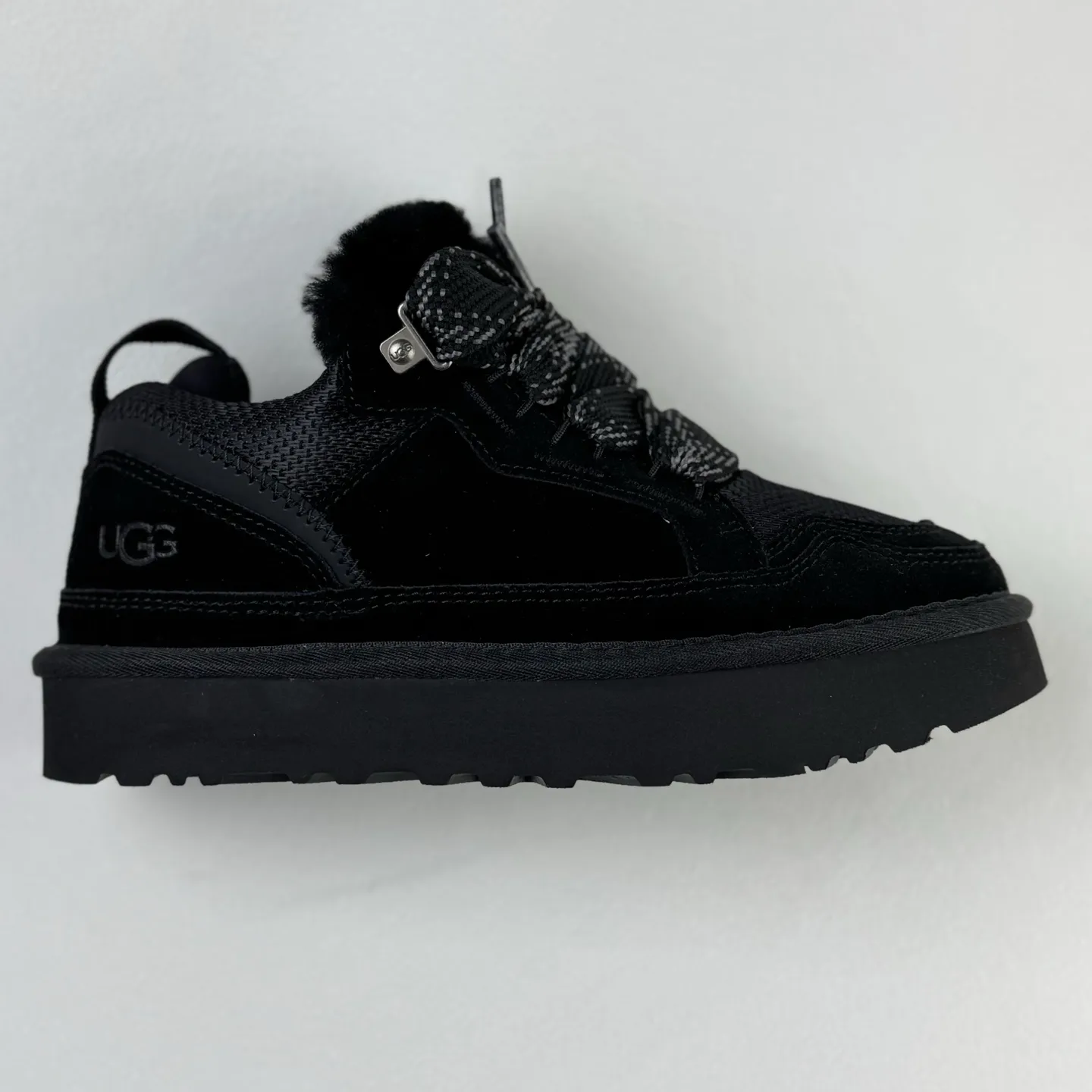 Local 💰600 OEM grade 4032 Mel series, top workmanship, super stable version ✔️ Good looks and texture, suede leather + low-key logo show retro, classic two-color shoelaces can be worn as two shoes ✔️ So comfortable that you want to weld your feet, ultra-light material + 5cm thick sole, increase height without tiring the feet, wool insoles are warm and breathable, no pressure for commuting and shopping all day long ✔️ I love the details: wide shoelaces for photos. Sizes 34-45 are suitable for various foot types. Slight stains can be wiped clean with a damp cloth. The loose feeling in early autumn is all due to it. Close your eyes and avoid stepping on thunder! 👟